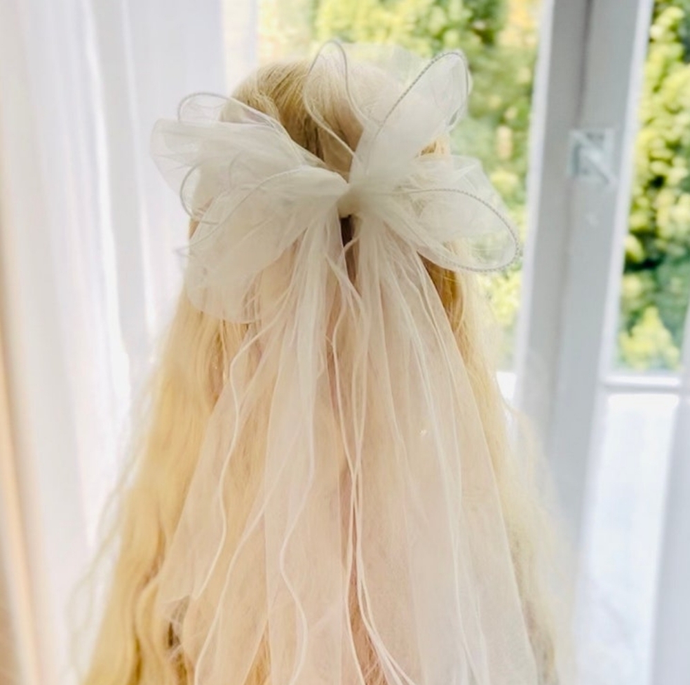 NWOT Elegant White Hair Bow Accessory